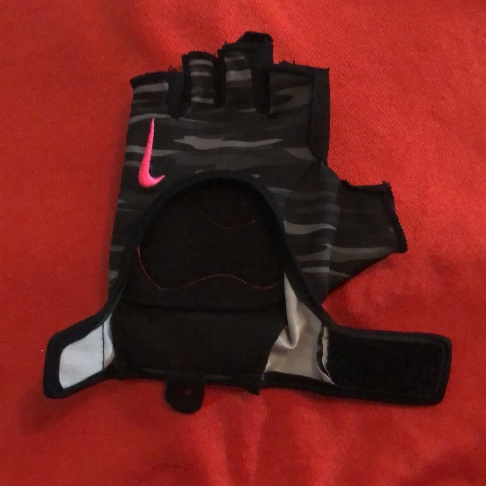 NIKE gloves with no tags. New. Tried but since day 1 couldn’t work. - Picture 7 of 8
